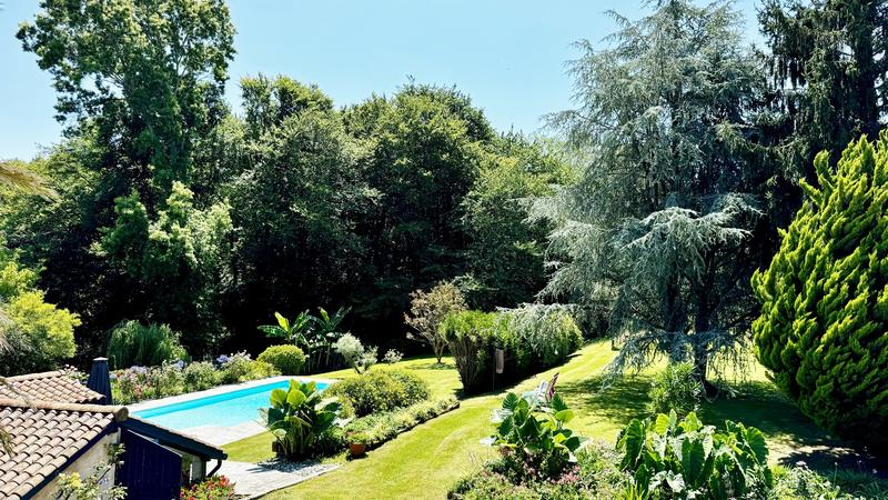 Propriété - 223 m² - 10 pièces