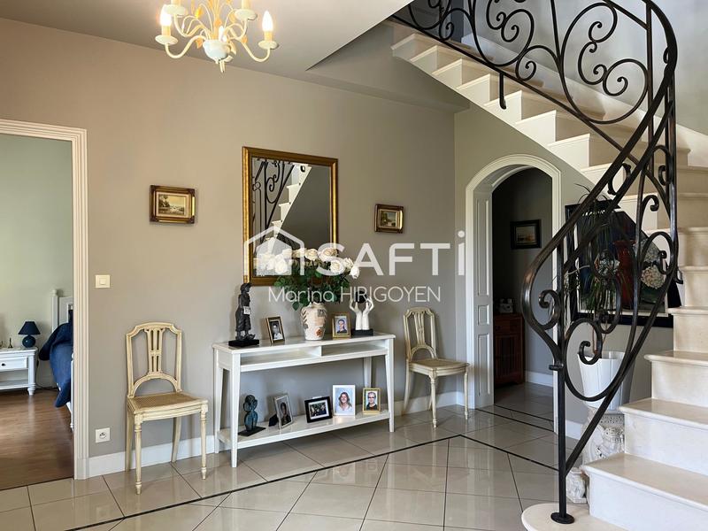 Maison - 215 m² - 6 pièces