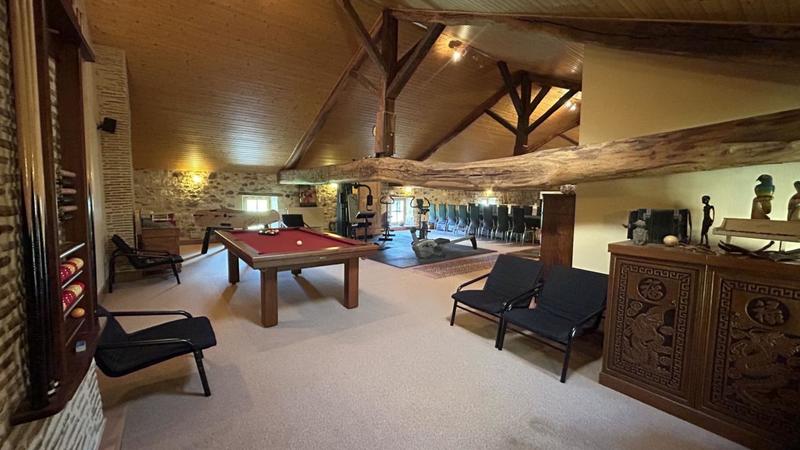 Maison - 553 m² - 8 pièces