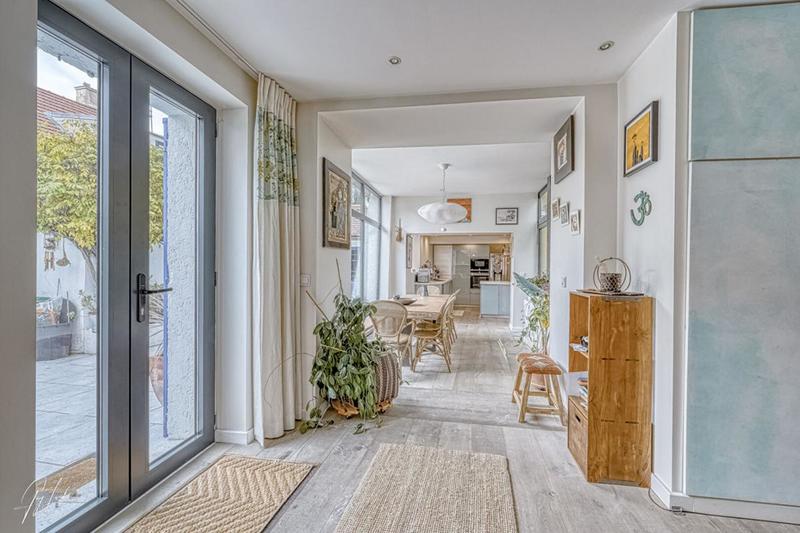 Maison - 230 m² - 9 pièces