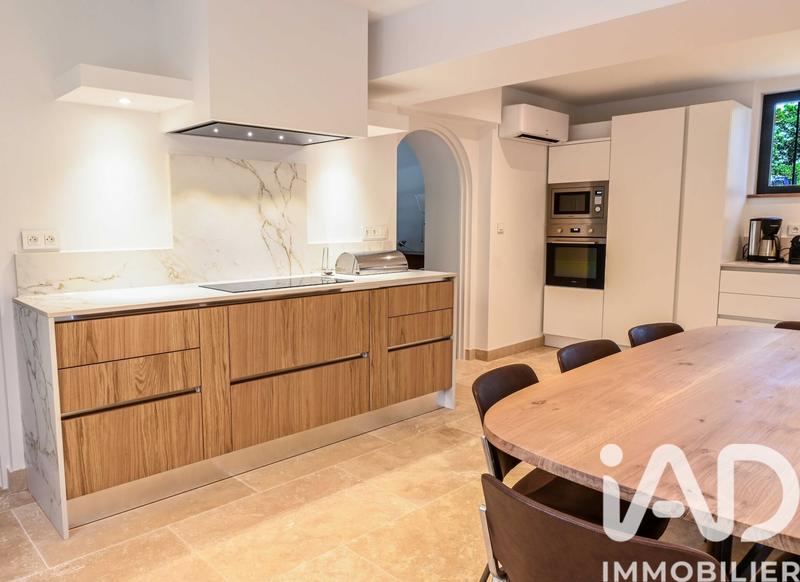 Maison - 250 m² - 6 pièces