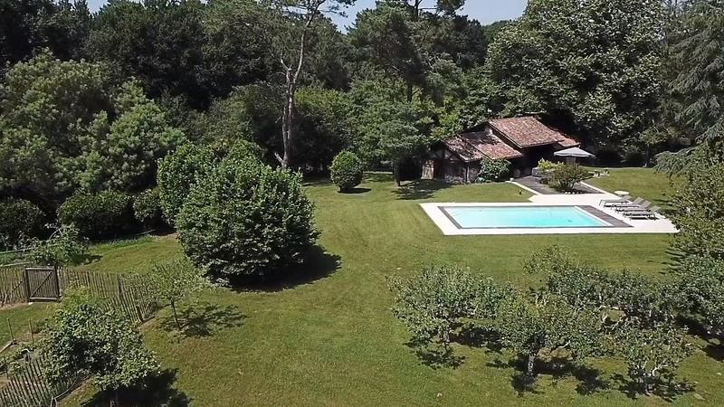 Maison - 450 m² - 12 pièces