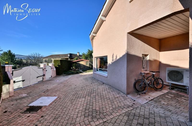 Maison - 200 m² - 6 pièces