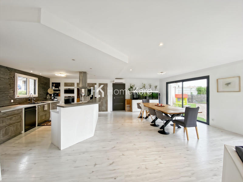 Maison - 275 m² - 8 pièces