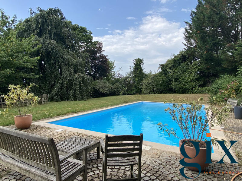 Maison - 317 m² - 11 pièces