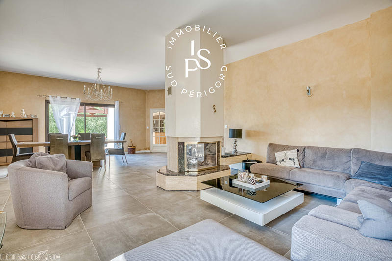 Maison - 242 m² - 9 pièces