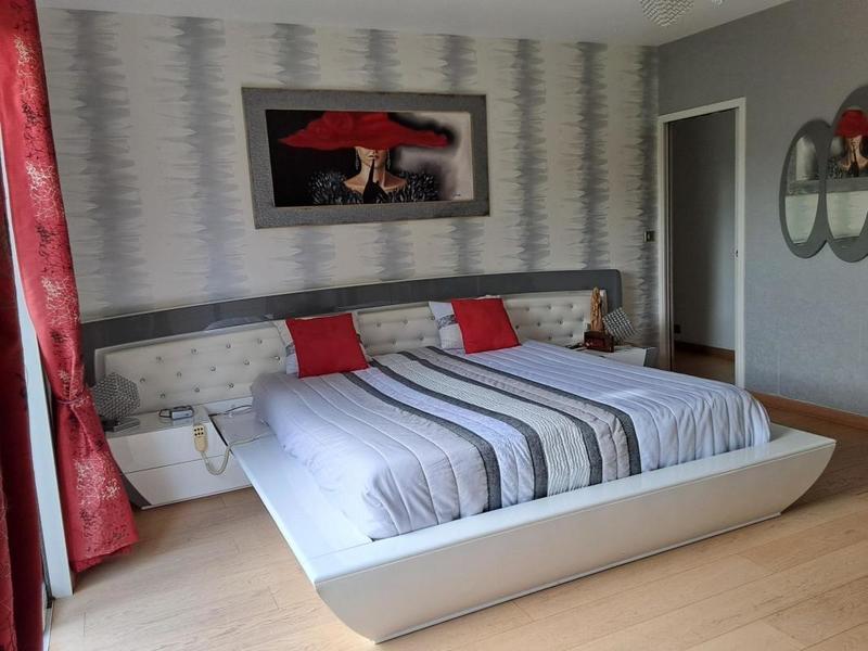 Maison - 240 m² - 6 pièces