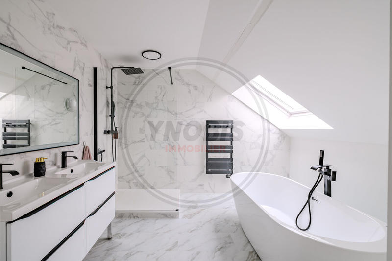 Maison - 351 m² - 13 pièces