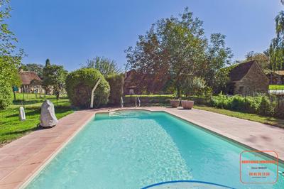 Maison - 240 m² - 9 pièces