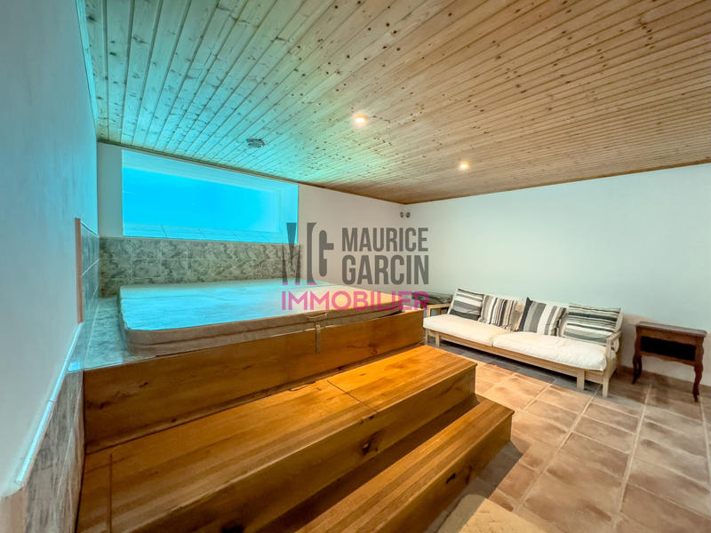 Maison - 250 m² - 9 pièces