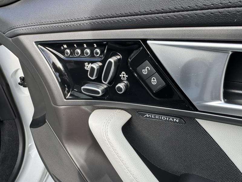 Jaguar F-Type 3.0 V6 380ch s Toit Pano Meridian Pas de Malus