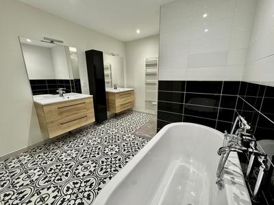 Maison - 233 m² - 7 pièces