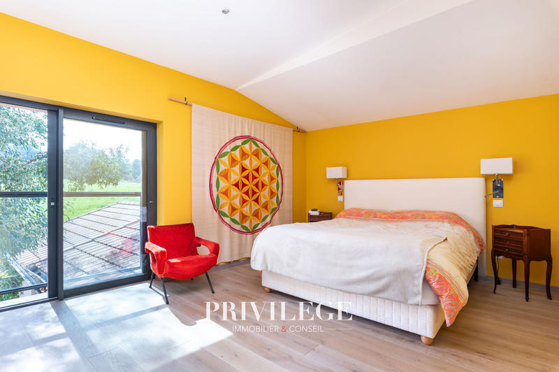 Propriété - 304 m² - 6 pièces