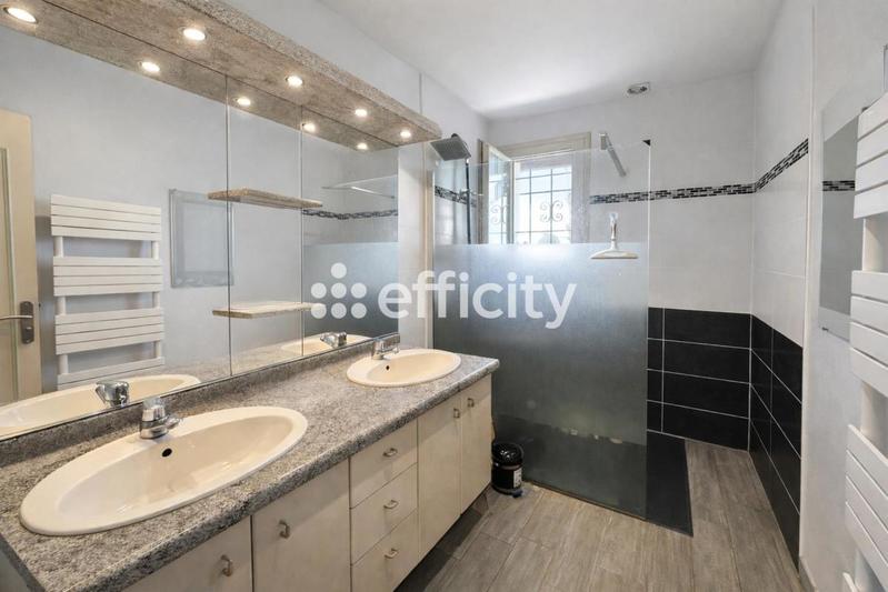 Maison - 140 m² - 8 pièces