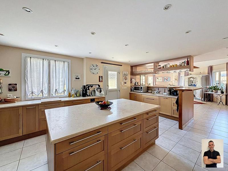 Maison - 200 m² - 6 pièces