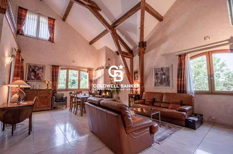 Propriété - 366 m² - 10 pièces