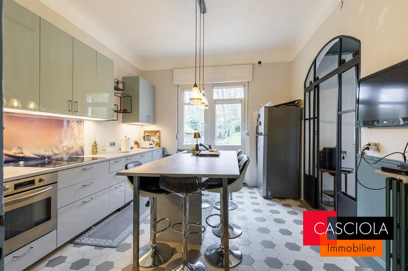 Maison - 259 m² - 9 pièces