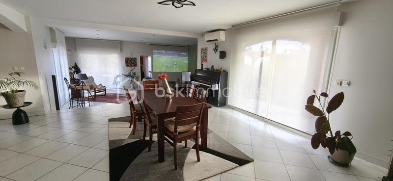 Demeure - 245 m² - 9 pièces