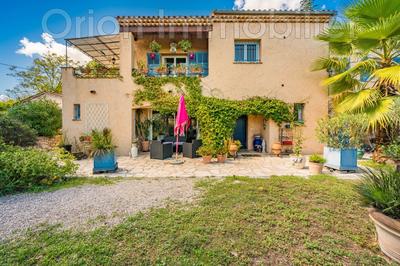 Maison - 205 m² - 6 pièces