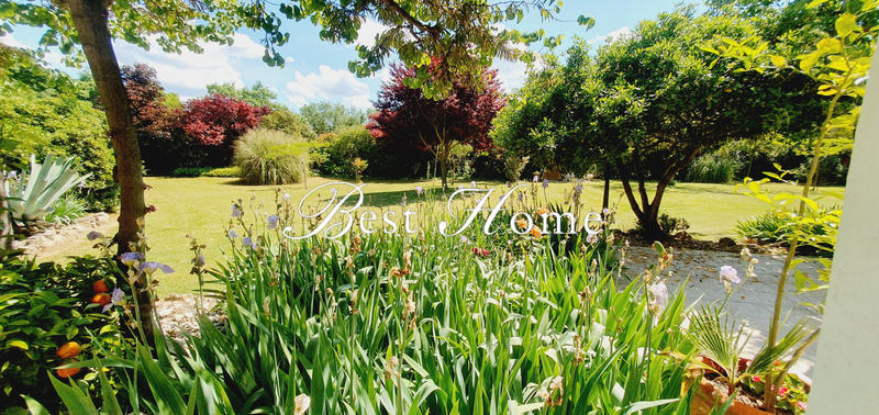 Maison - 230 m² - 8 pièces