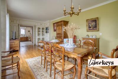 Maison - 210 m² - 9 pièces