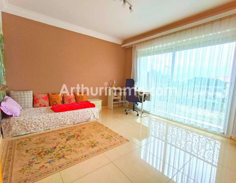 Maison - 280 m² - 6 pièces