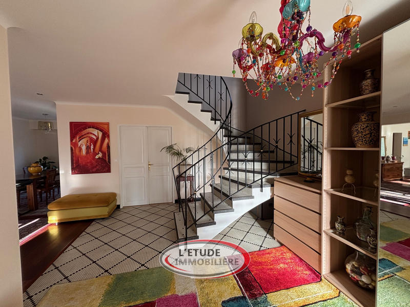 Maison - 246 m² - 11 pièces