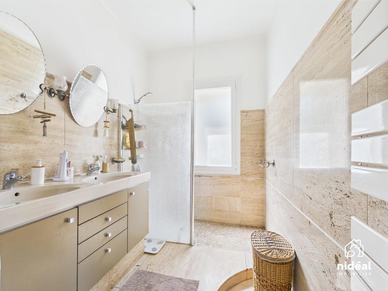 Maison - 270 m² - 15 pièces