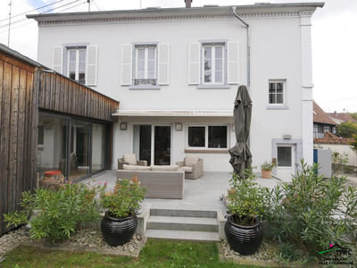 Maison - 329 m² - 14 pièces