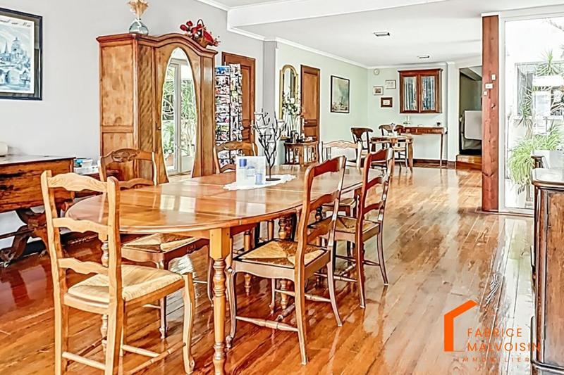 Maison - 402 m² - 16 pièces