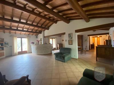 Maison - 240 m² - 9 pièces