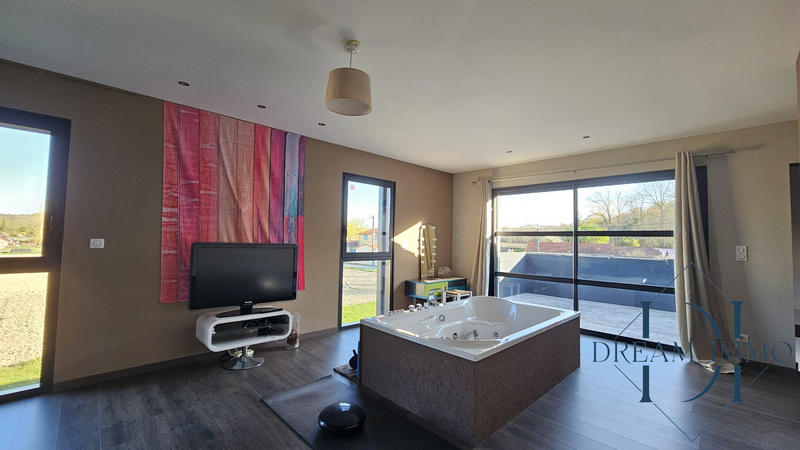 Maison - 235 m² - 6 pièces