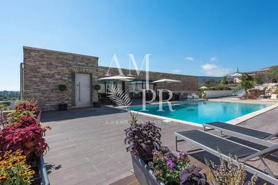 Villa - 290 m² - 6 pièces