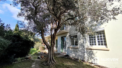 Maison traditionnelle - 220 m² - 7 pièces