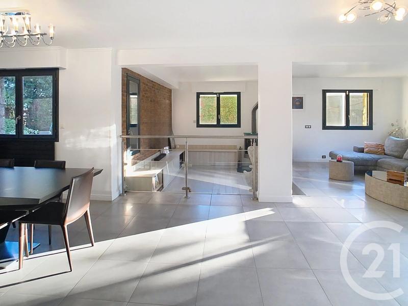 Maison - 243 m² - 9 pièces