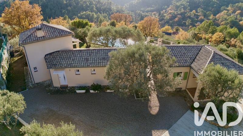 Maison - 204 m² - 7 pièces