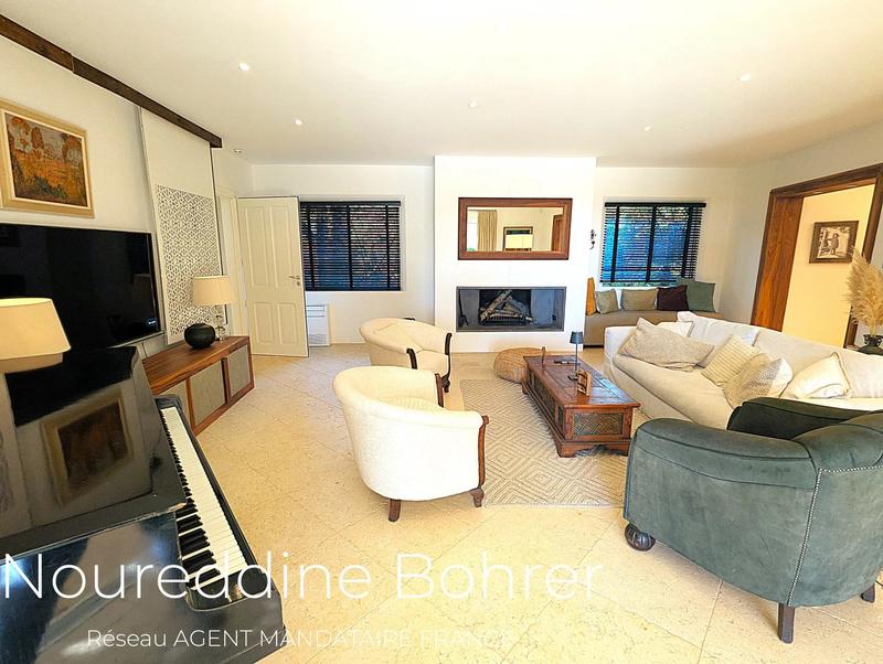 Maison - 251 m² - 7 pièces