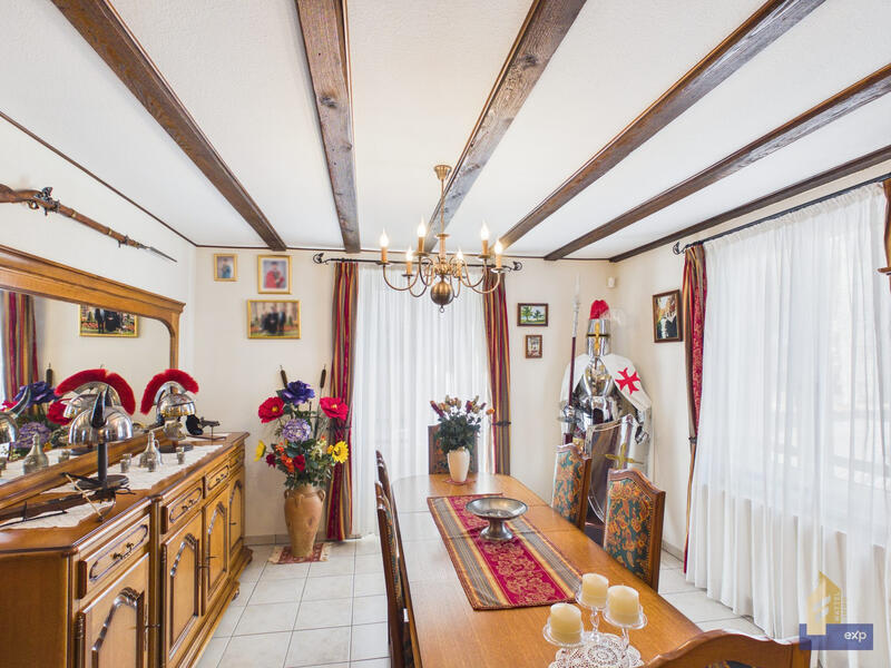 Maison traditionnelle - 230 m² - 10 pièces