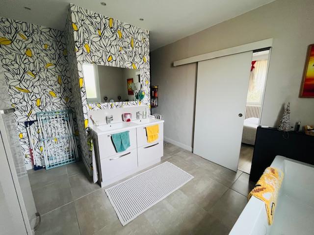 Maison - 220 m² - 7 pièces