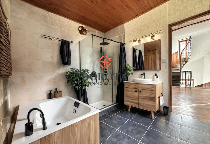 Maison - 300 m² - 6 pièces