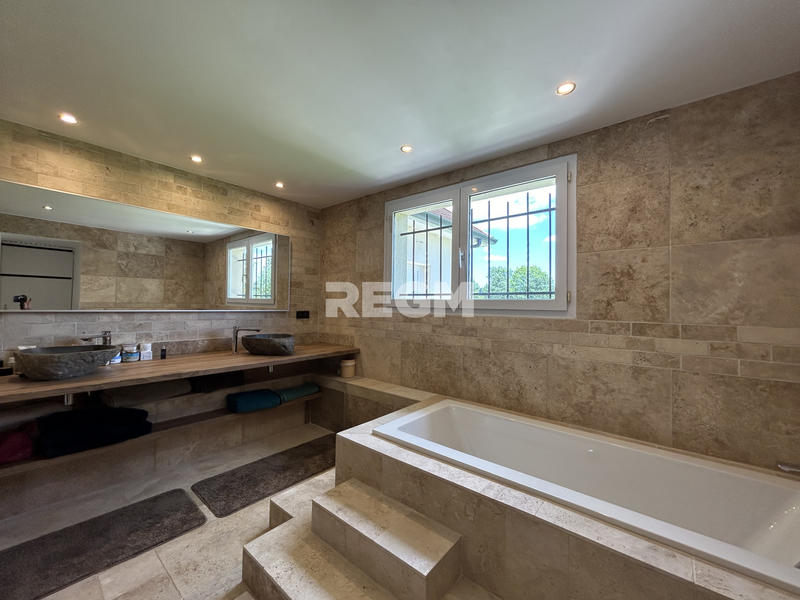 Maison - 205 m² - 7 pièces