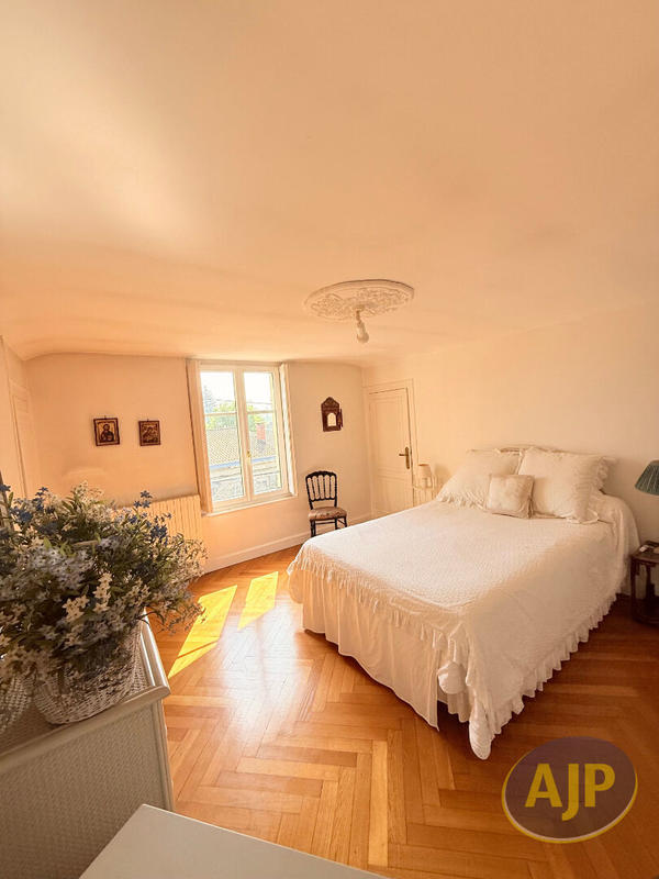 Maison - 200 m² - 7 pièces