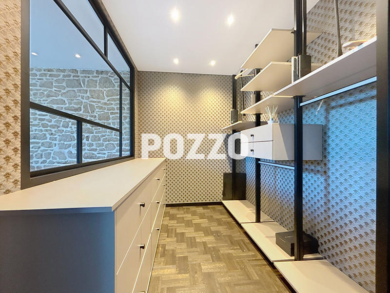 Maison - 256 m² - 10 pièces