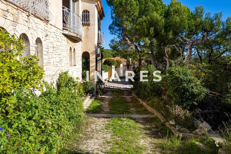 Maison - 240 m² - 7 pièces