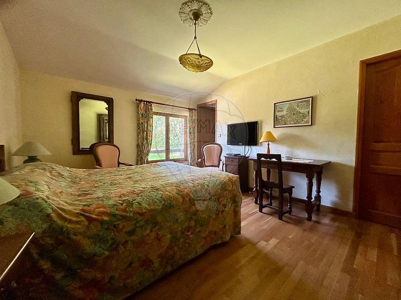 Hôtellerie / Restauration - 1 300 m² - 17 pièces