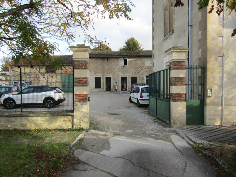 Maison - 2 000 m² - 23 pièces