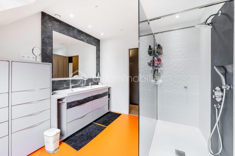 Maison - 305 m² - 8 pièces