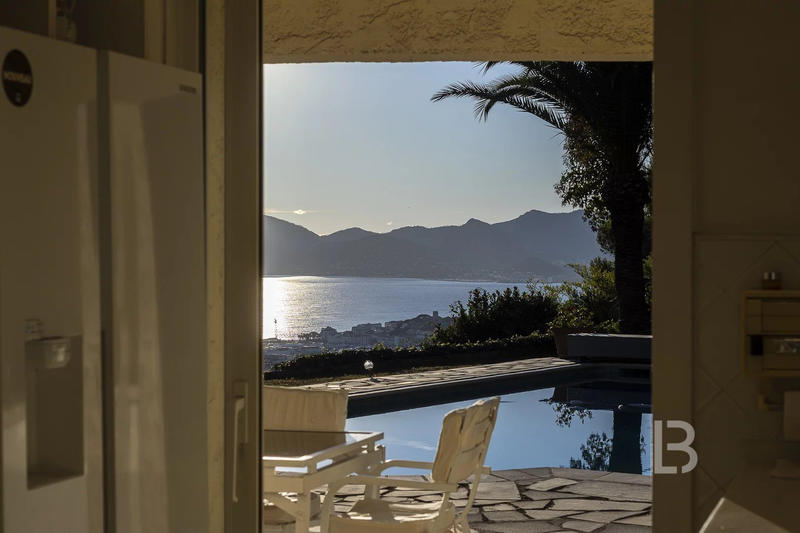 Maison - 230 m² - 5 pièces