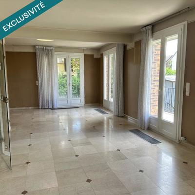 Maison - 220 m² - 8 pièces