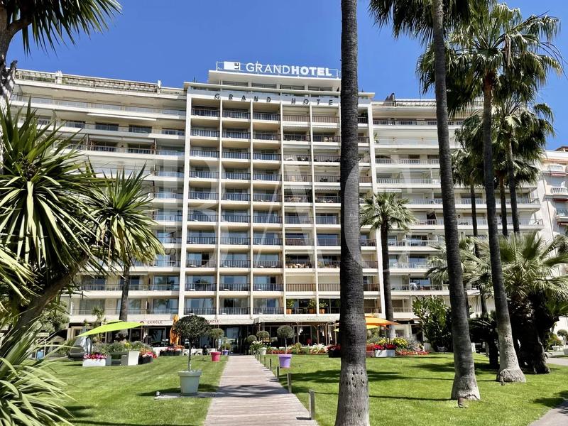 Villa - 1 100 m² - 18 pièces